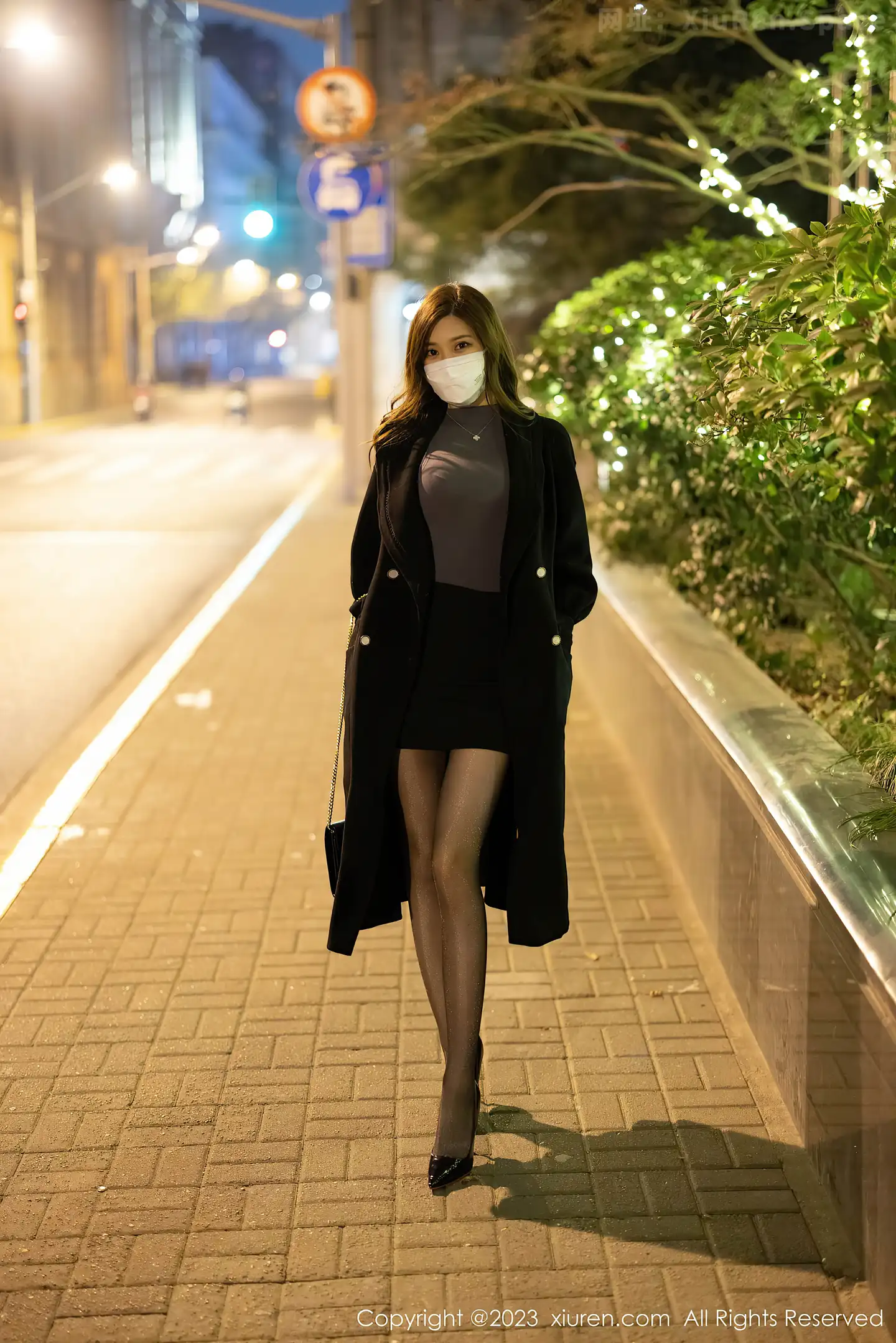 图片[4]-[XiuRen秀人网] 2023.03.10 VOL.6395 绮里嘉ula 紧身OL制服与灰色内衣加黑丝美腿性感私房写真集-秀人网官方网站